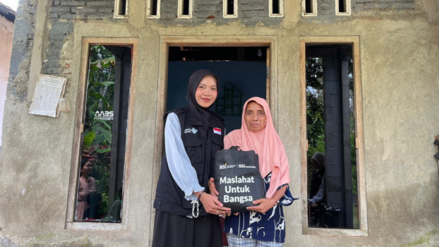 Bank Syariah Indonesia dan LAZNAS Al Irsyad Purwokerto Salurkan 25 Paket Kado Lebaran Dhuafa di Banyumas
