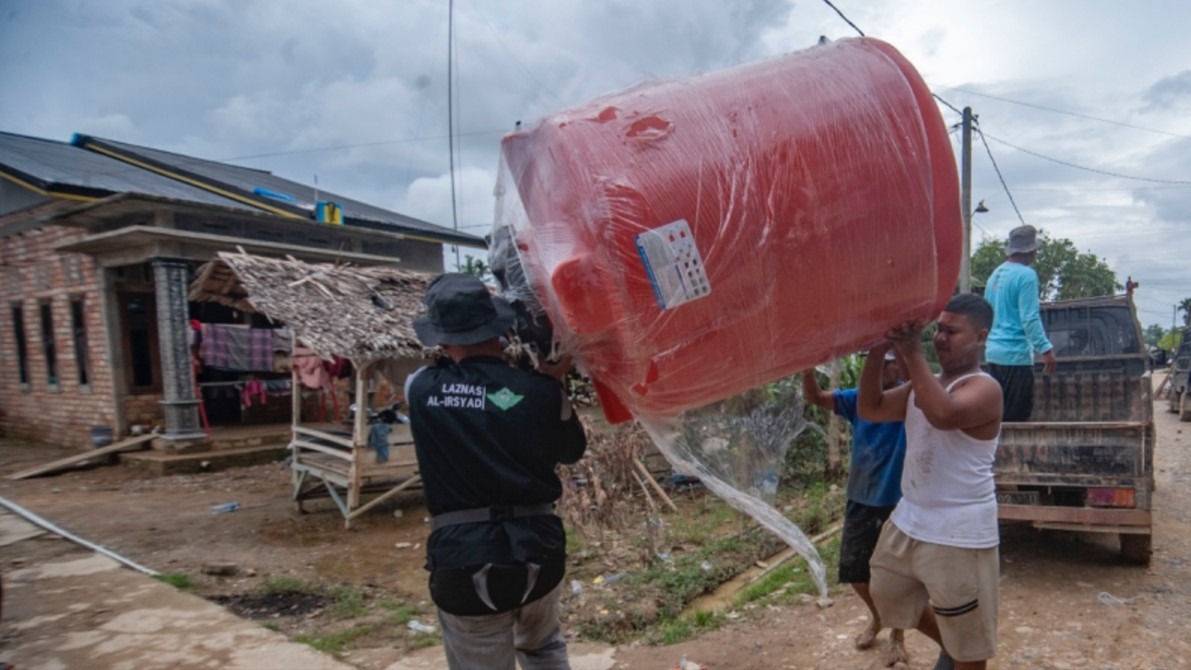 Bantu Penyintas Banjir, LAZNAS Al-Irsyad Hadirkan Program Air Bersih di Aceh Tamiang
