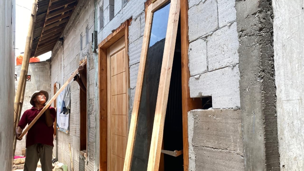 Finishing Atap Rampung, Bedah Rumah Ibu Utin Ditargetkan Tuntas Tengah Januari