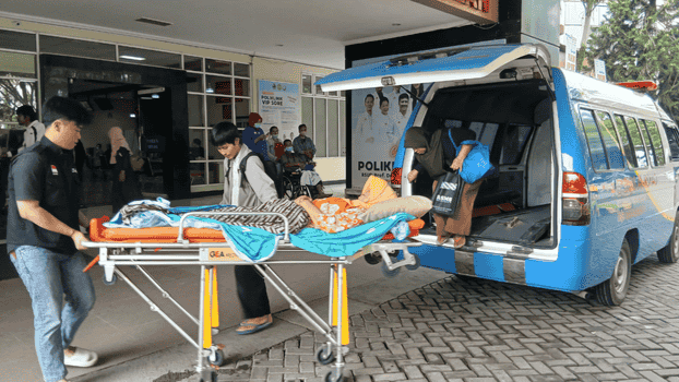 Layanan Ambulans LAZNAS Al Irsyad Purwokerto Antar Pasien Lanjut Usia ke RS Geriatri