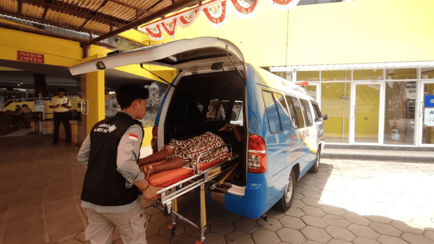 Ambulans Dhuafa LAZNAS Al Irsyad Bantu Pasien Pasca Operasi Pulang ke Rumah