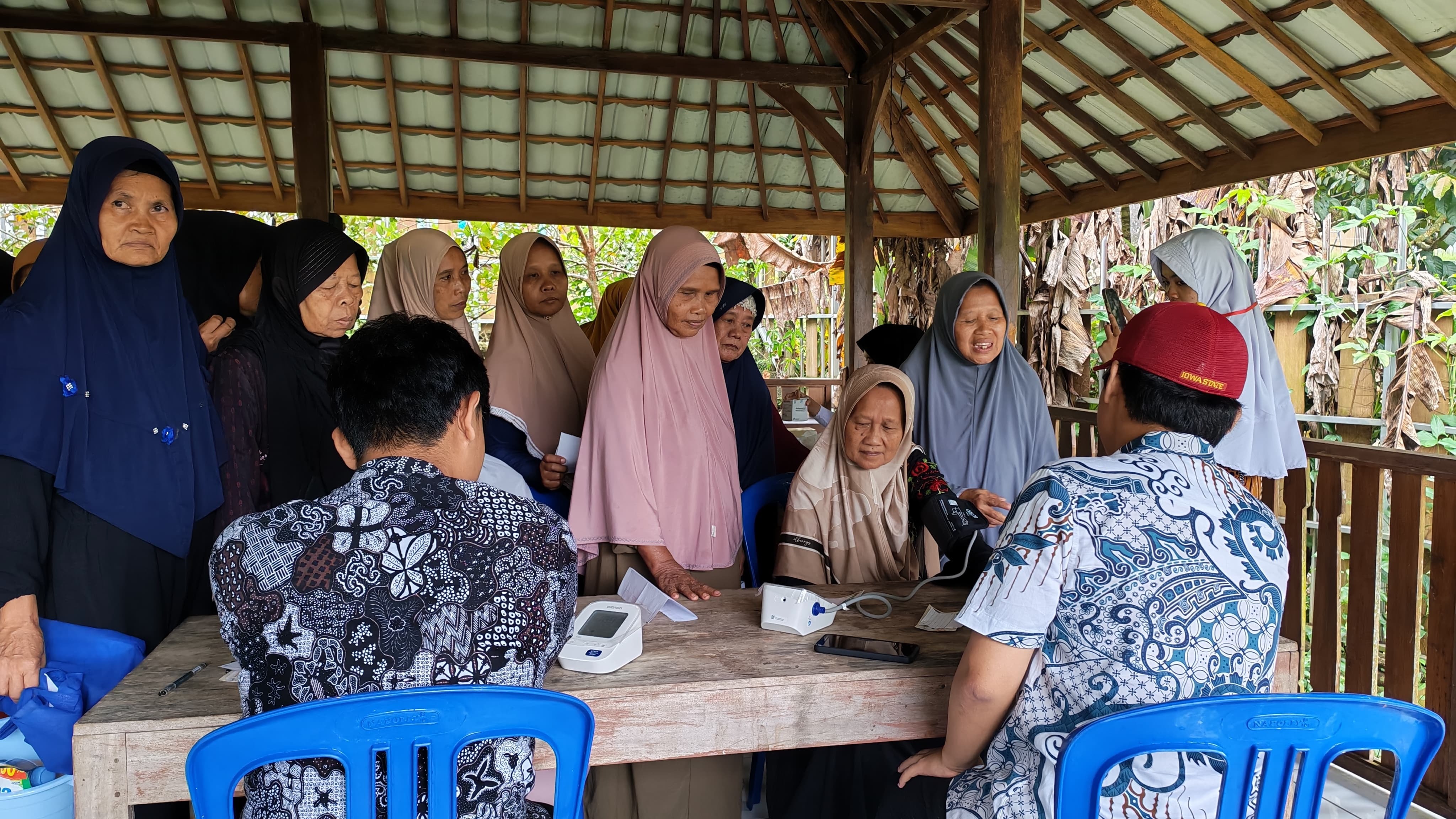 LAZNAS Al Irsyad Purwokerto Bersinergi dengan HMJA FEB Unsoed Salurkan 55 Paket Sembako di Desa Kalisalak