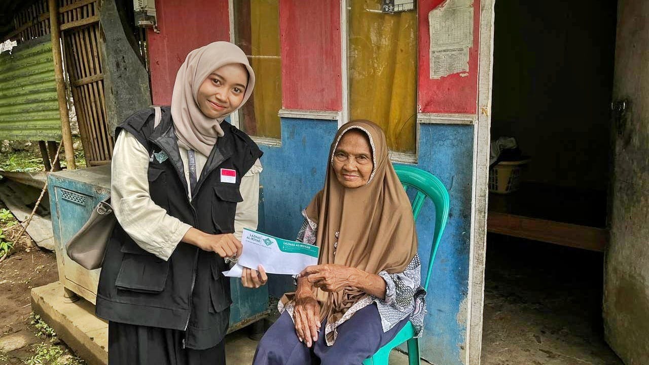 Salurkan Santunan Bulanan, LAZNAS Al-Irsyad Bantu Janda dan Lansia Dhuafa