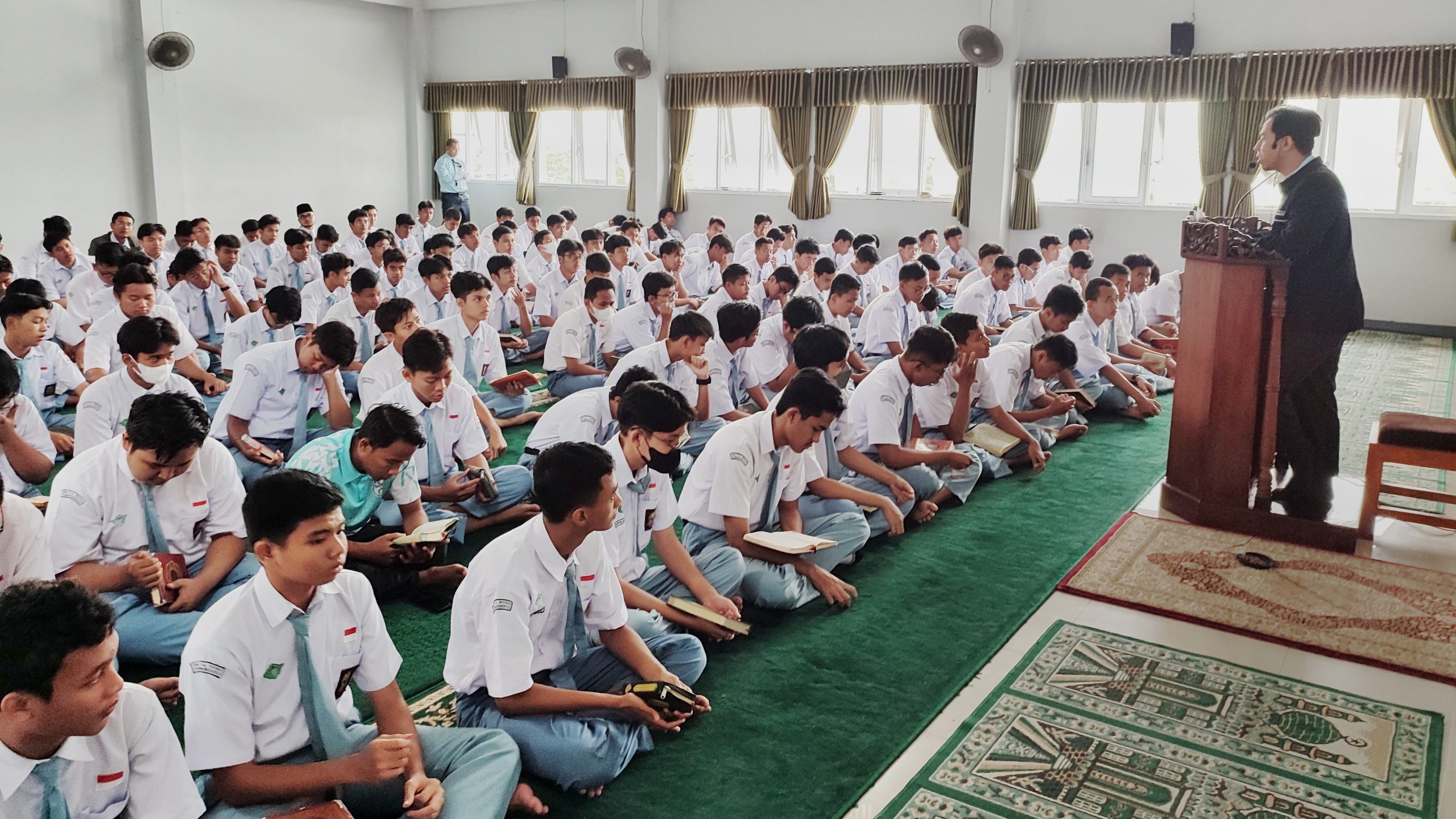 Sejukkan Hati, Siswa Awali Hari dengan Membaca Al Quran