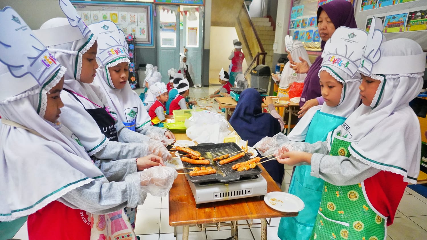 Kids Chef: SD Al Irsyad Purwokerto Ajak Siswa Kelas 1 Panggang Sosis