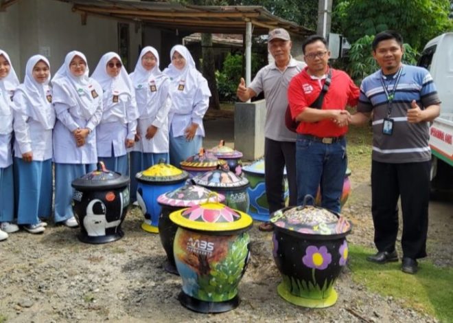 SMA AABS Salurkan Tempat Sampah Kreatif ke Dua Desa di Baturraden dalam Aksi Bakti Lingkungan