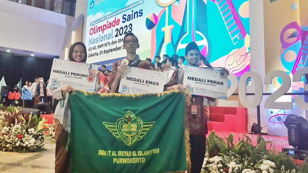 Tiga Siswa SMAIT Al Irsyad Al Islamiyyah Purwokerto Raih Medali OSN 2023