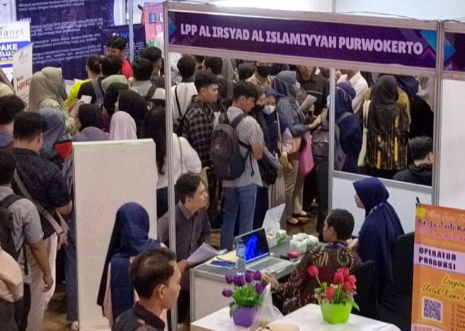 Ramai: Pencari Kerja Membanjiri Stan Al Irsyad di Banyumas Job Fair Hybrid 2023