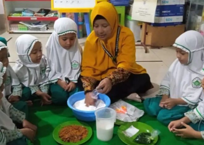 Kenalkan Kuliner Lokal, Siswa TK Diajak Membuat Klepon