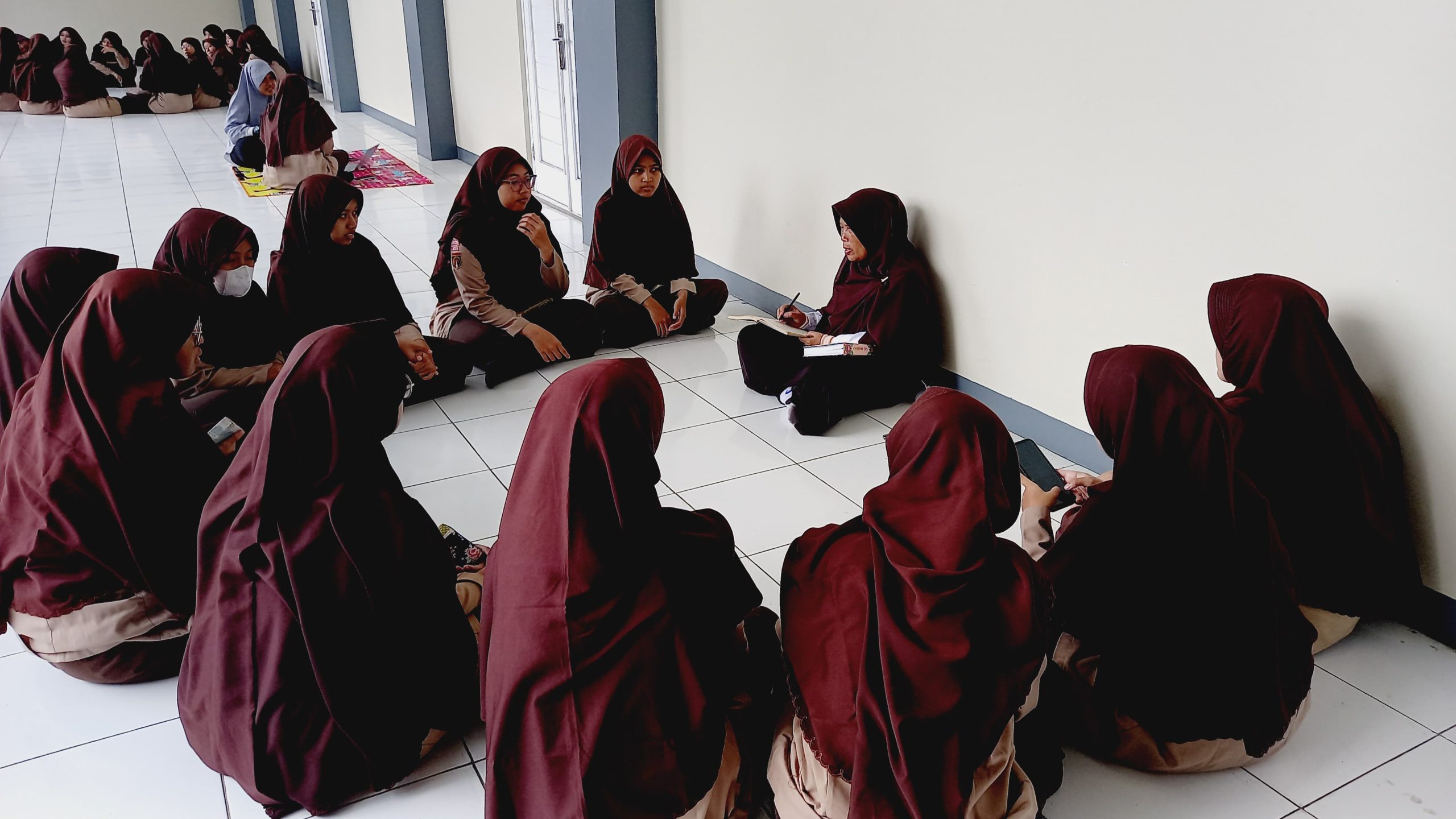 Bimbing Spiritualitas Siswi, SMA IT Al Irsyad Al Islamiyyah Purwokerto Gelar Halaqah Perdana
