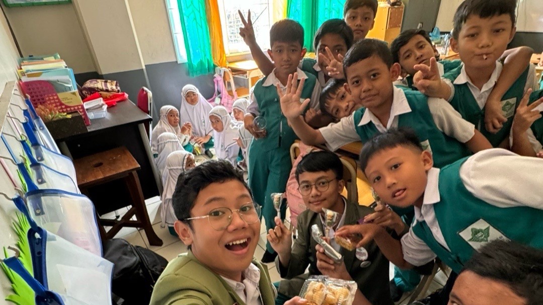 Turun Gunung, OSIS SMP Al Irsyad Purwokerto Bantu Siswa SD Lawan Bullying dan Tingkatkan Semangat Belajar