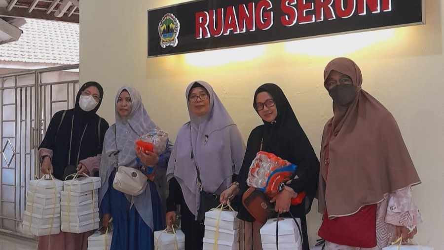 Ramadhan Berbagi, Komite SMA IT Al Irsyad Purwokerto Tebar Ifthor di Rumah Sakit