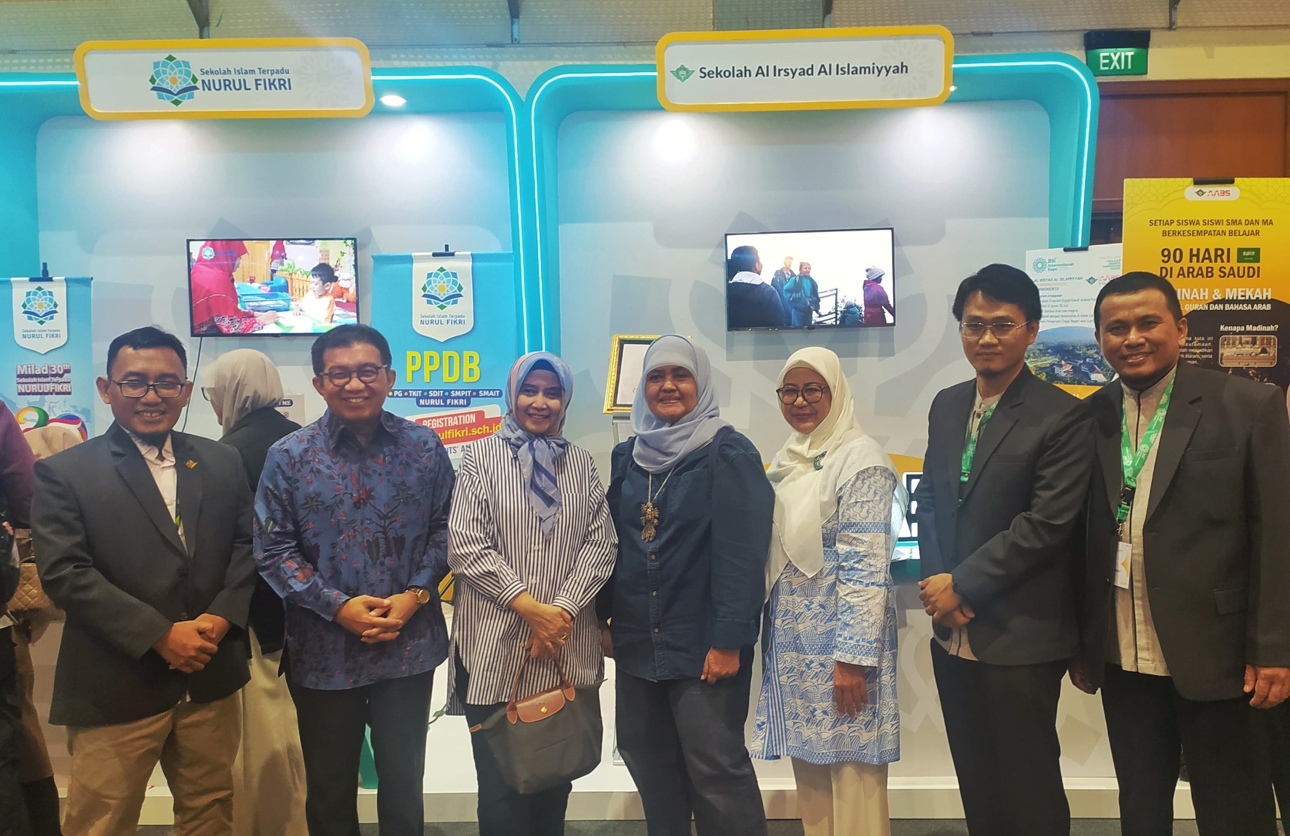 Komisaris Utama Bank BSI Kunjungi Booth Al Irsyad di BSI International Expo 2024