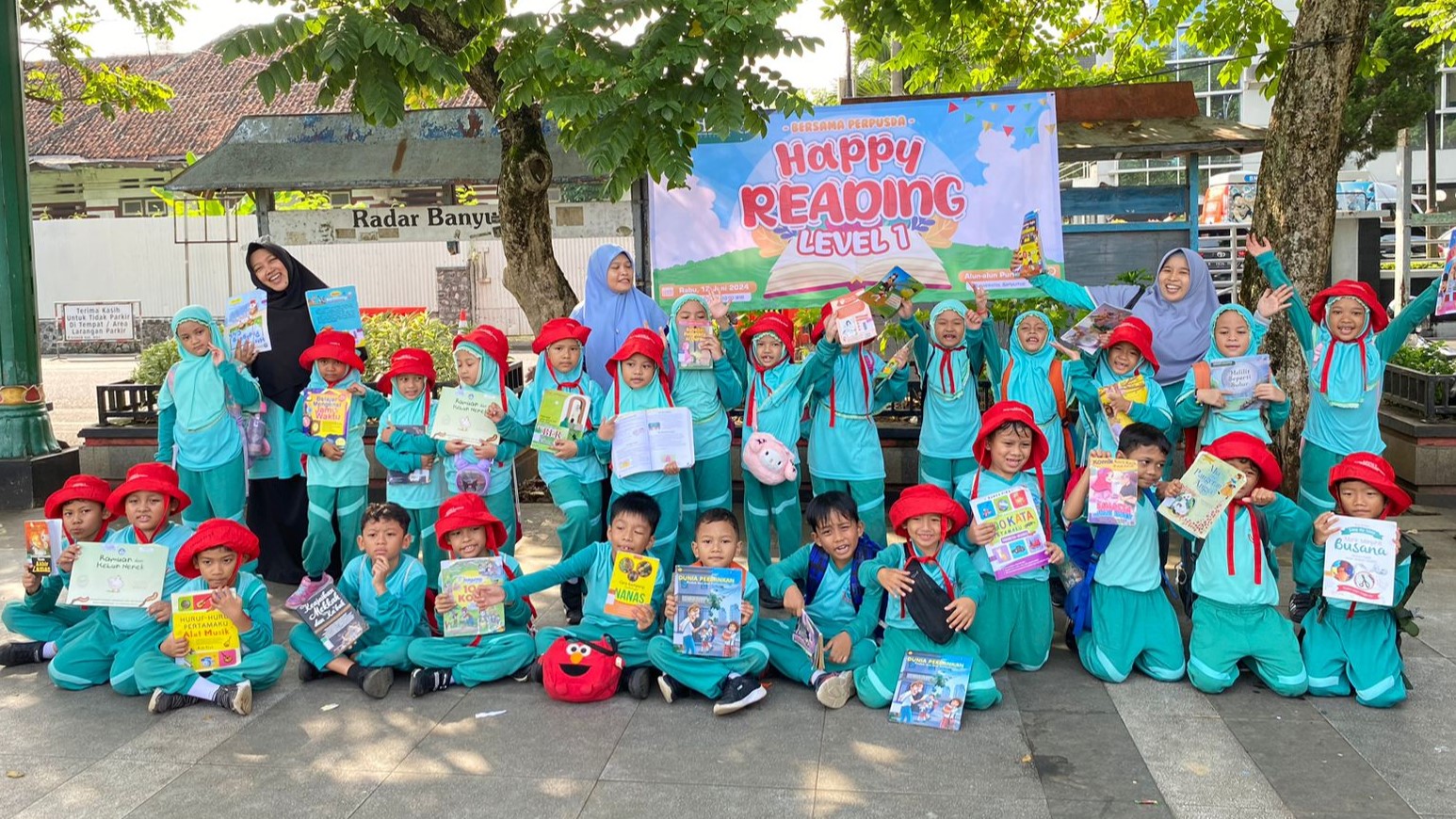 Kreatif: SD Al Irsyad 01 Purwokerto Ajak Siswa Kelas 1 Baca Buku di Alun-Alun