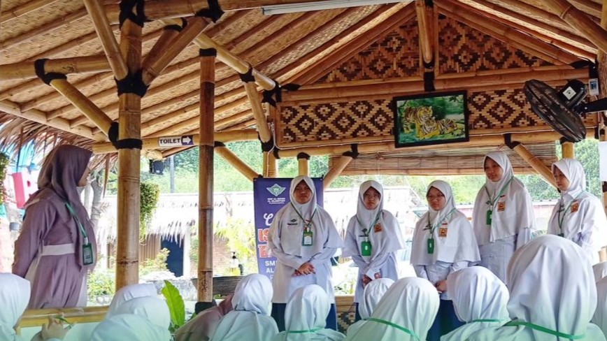 SMP Al Irsyad Purwokerto Sukses Gelar Perkemahan Bahasa Inggris di Bogor