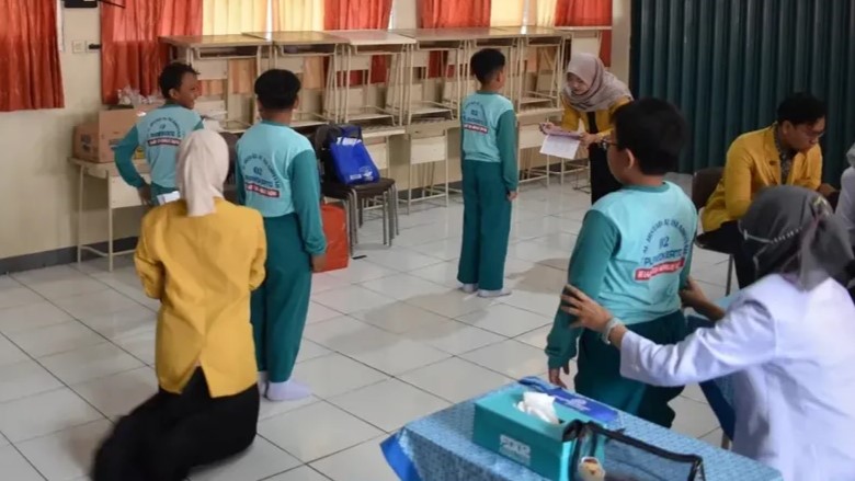 Skrining dan Edukasi Postur Tubuh Siswa, SD Al Irsyad 02 Purwokerto Gandeng Kedokteran Unsoed