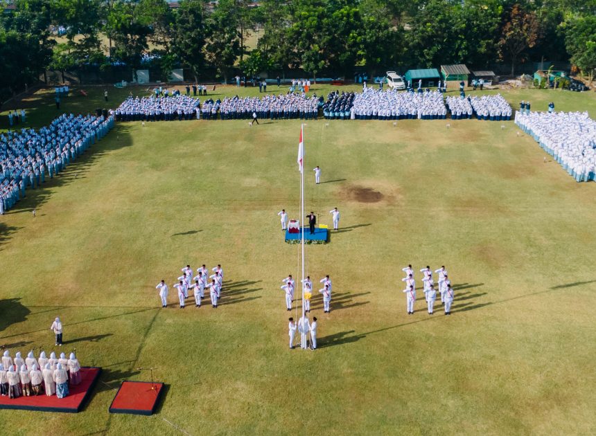 Upacara HUT ke-79 RI: LPP Al Irsyad Purwokerto  Berikan Penghargaan bagi Siswa dan Guru Berprestasi