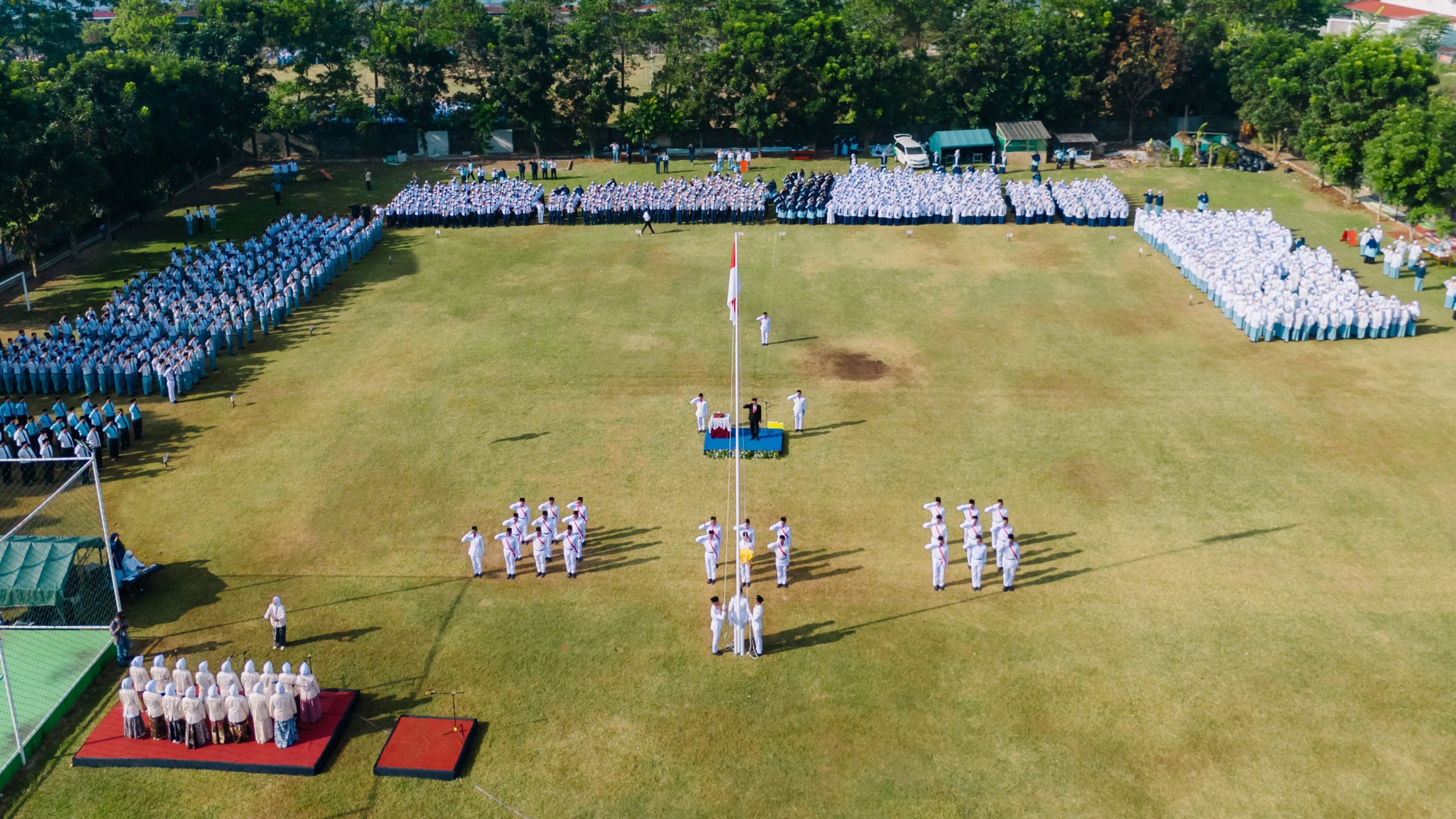 Upacara HUT ke-79 RI: LPP Al Irsyad Purwokerto  Berikan Penghargaan bagi Siswa dan Guru Berprestasi