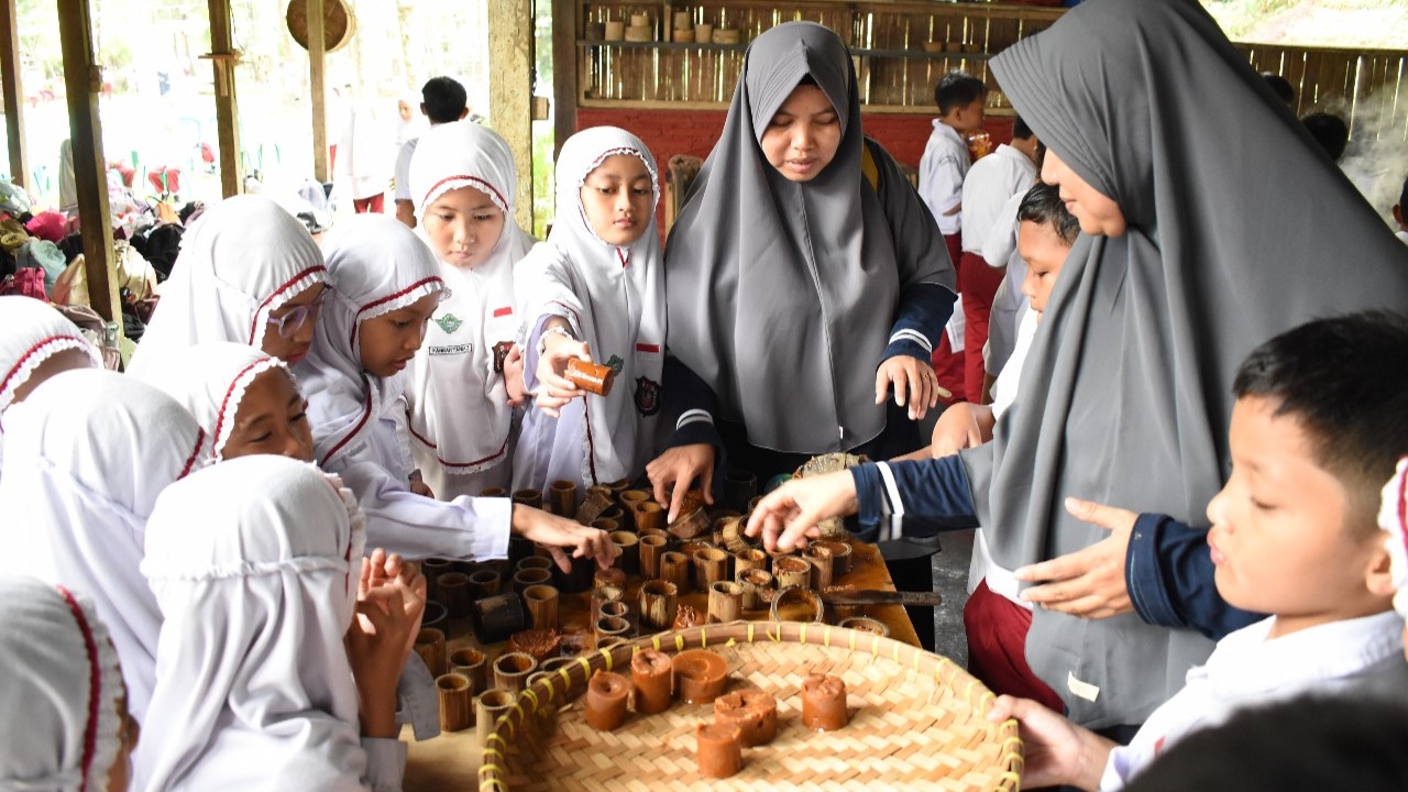 Outdoor Learning: Siswa Kelas 4 SD Al Irsyad 02 Purwokerto Belajar Perubahan Wujud Benda di Pereng Cilongok