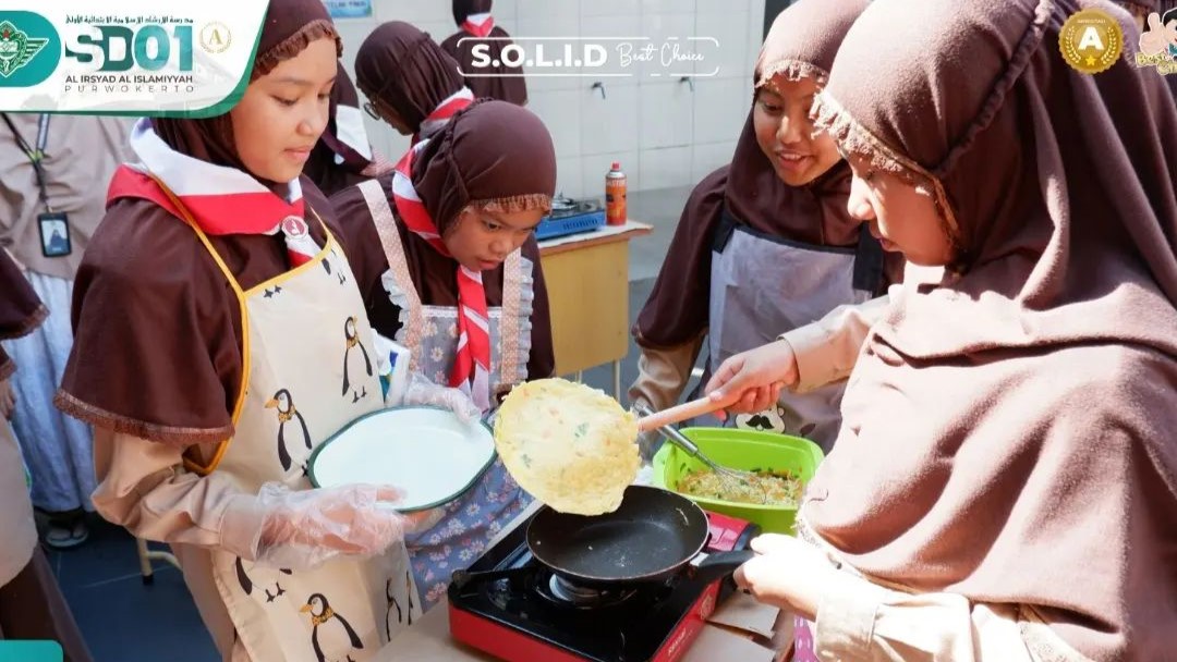 Siswa Kelas 6 SD Al Irsyad 01 Purwokerto Gelar Cooking Day Bertema “Omelet Happy Hemat Energi”