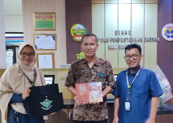 Kenalkan Sang Pendiri, LPP Al Isyad Purwokerto Serahkan Novel dan Komik Sejarah Syaikh Ahmad Surkati ke Perpusda Banyumas