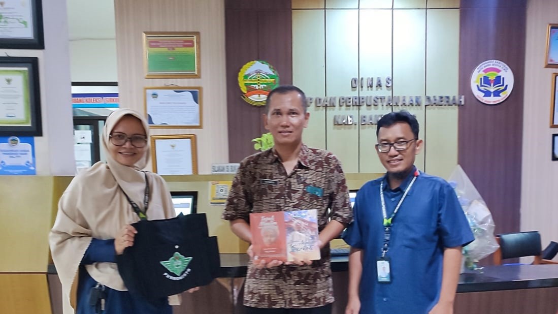 Kenalkan Sang Pendiri, LPP Al Isyad Purwokerto Serahkan Novel dan Komik Sejarah Syaikh Ahmad Surkati ke Perpusda Banyumas