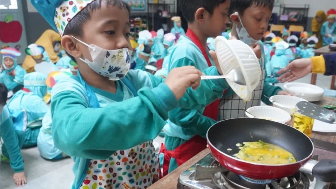 Cooking Day di SD Al Irsyad Al Islamiyyah 01 Purwokerto: “Aku Bisa Membuat Telur Dadar Muncang”